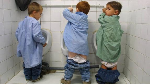 Niños en el baño antes de entrar a clase. 