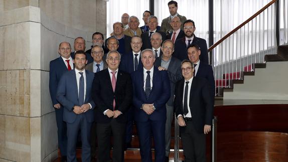 Alejandro Blanco (2i), junto a los presidente de las federaciones olímpicas. Nacho Casares (COE)