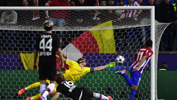 Leno salva un disparo de Correa con marchamo de gol. 