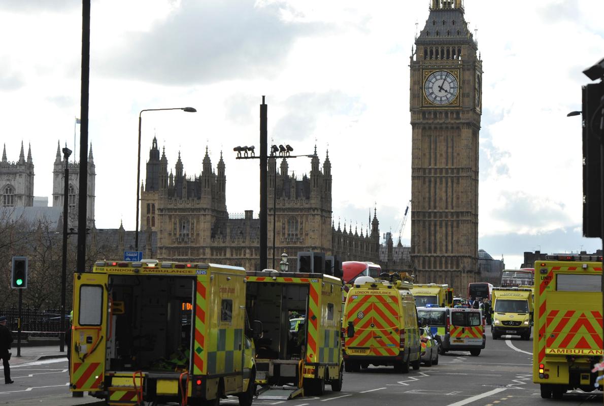 Varias ambulancias, junto al Big Ben. 