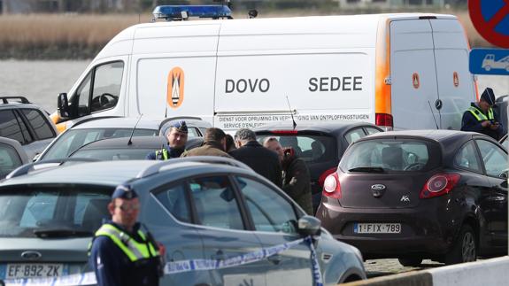 Agentes policiales en Amberes.