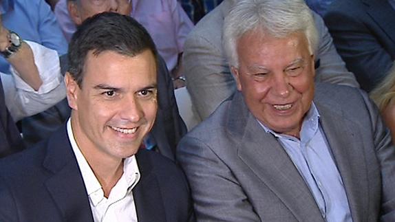 Pedro Sánchez (i) y Felipe González, durante un acto. 