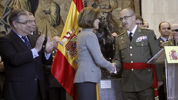 De Cospedal estrecha la mano del general Fernando Alejandre.