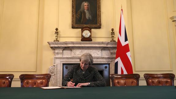 Theresa May firma la carta con la que notificará el 'Brexit' a la UE.