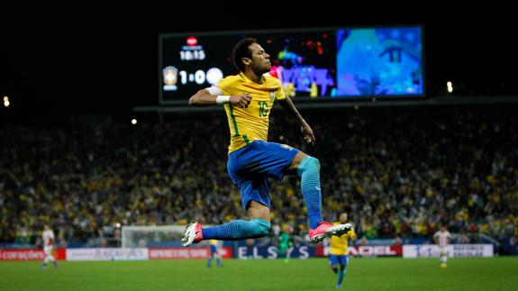 Neymar celebra su gol. 
