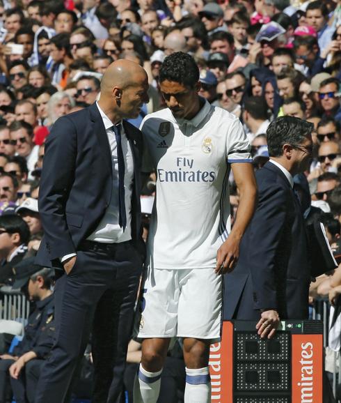 Varane charla con Zidane tras su lesión ante el Alavés. 