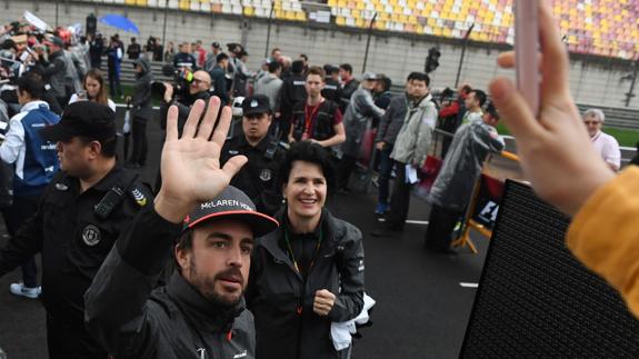 Fernando Alonso saluda a unos aficionados. 