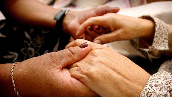 Los cuidadores de personas con Alzheimer son una figura imprescindible. 