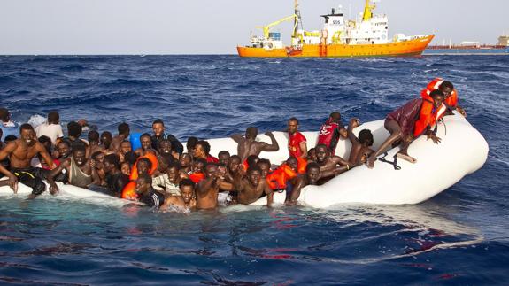Inmigrantes momentos antes de ser rescatados en alta mar cerca de la costa de Lampedusa (Italia).