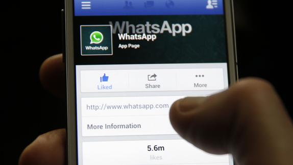 Un usuario consulta el perfil de Whatsapp en Facebook.