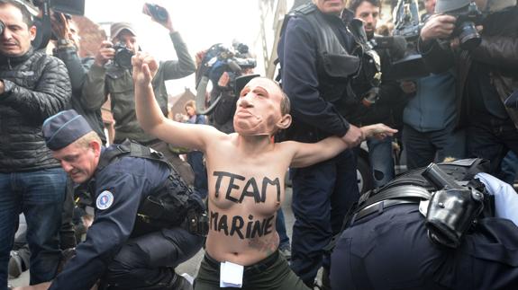 Femen se disfraza de Putin para protestar contra Le Pen