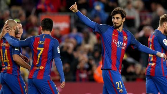 Los jugadores del Barcelona celebran uno de los goles. 