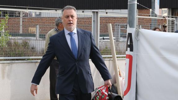 Alberto López Viejo, entrando a la Audiencia Nacional el día de su declaración en la vista del Caso Gurtel. 