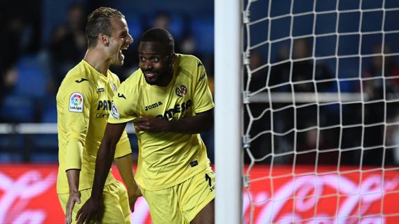 Soldado y Bakambu celebran uno de los goles del congoleño.