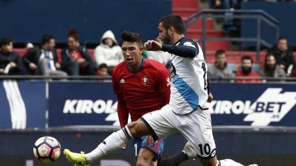 El jugador hispano-colombiano de Osasuna Jhon Steven (i) disputa un balón con el delantero rumano del Deportivo Florin Andone (d)