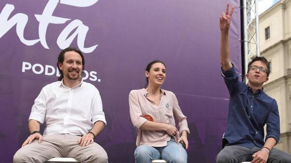 Pablo Iglesias (i), Irene Montero, e Íñigo Errejón, hoy en Madrid.