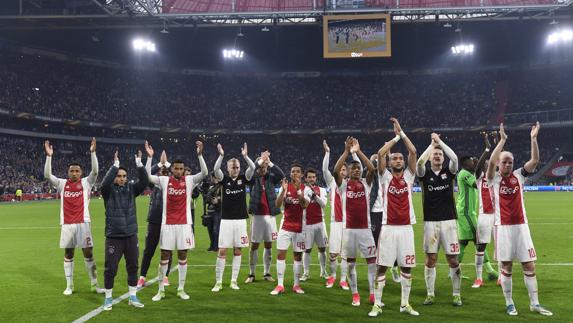 Los jugadores del Ajax celebran el triunfo. 
