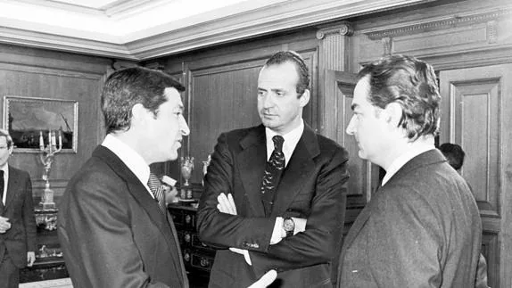 Don Juan Carlos (c), junto a Adolfo Suárez (i) y Landelino Lavilla en 1979.