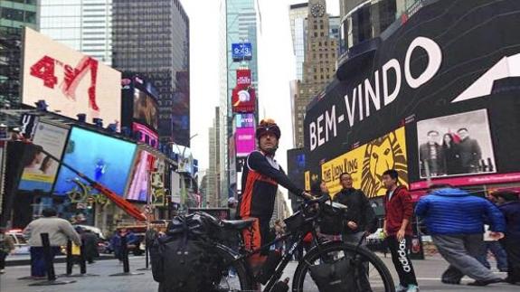 El español Fran Ventura recorre el mundo en bicicleta por fines benéficos