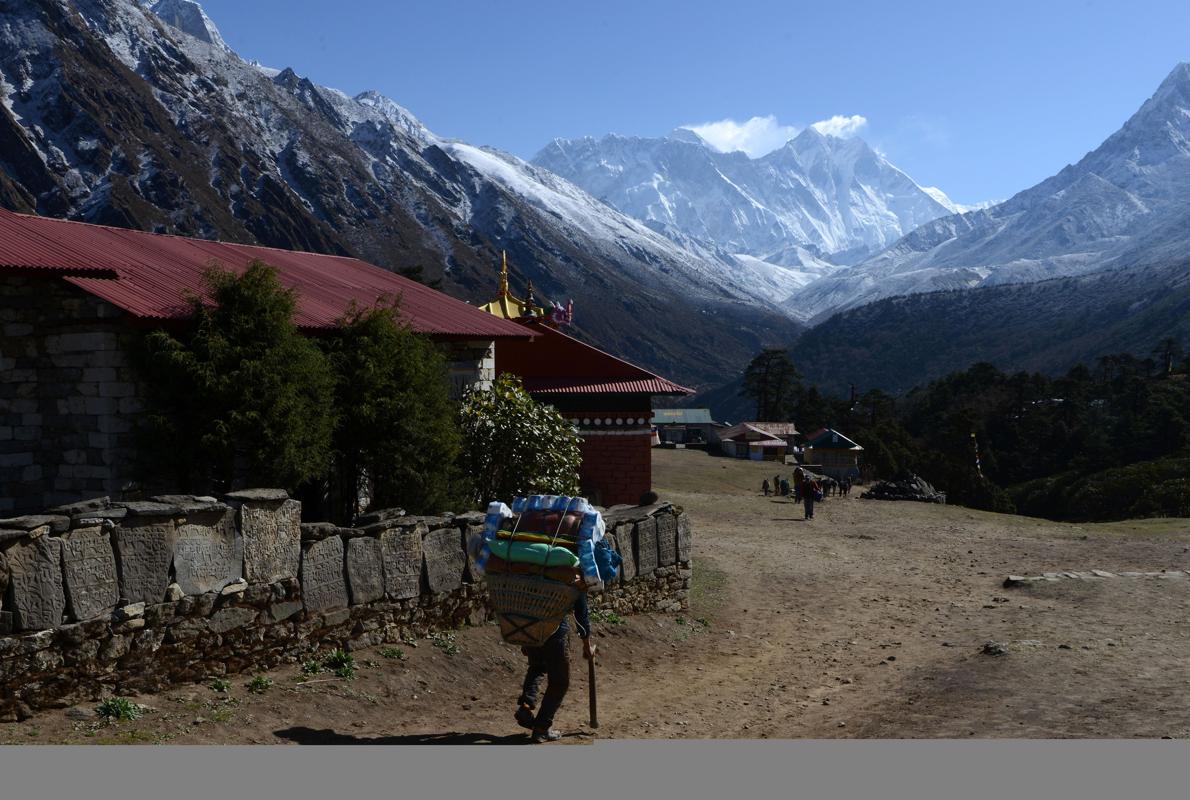 Multa de 22.000 dólares por intentar subir sin permiso al Everest