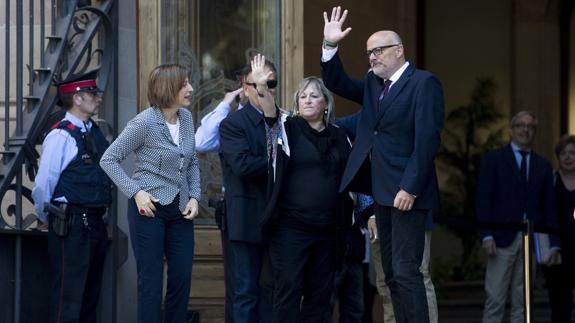 El vicepresidente primero de la Mesa del Parlament, Lluís Corominas (d), y la secretaria cuarta, Ramona Barrufet (c), ambos de Junts pel Sí, acompañados por la presidenta del Parlament, Carme Forcadell, a su llegada al Tribunal Superior de Justicia de Cataluña (TSJC).