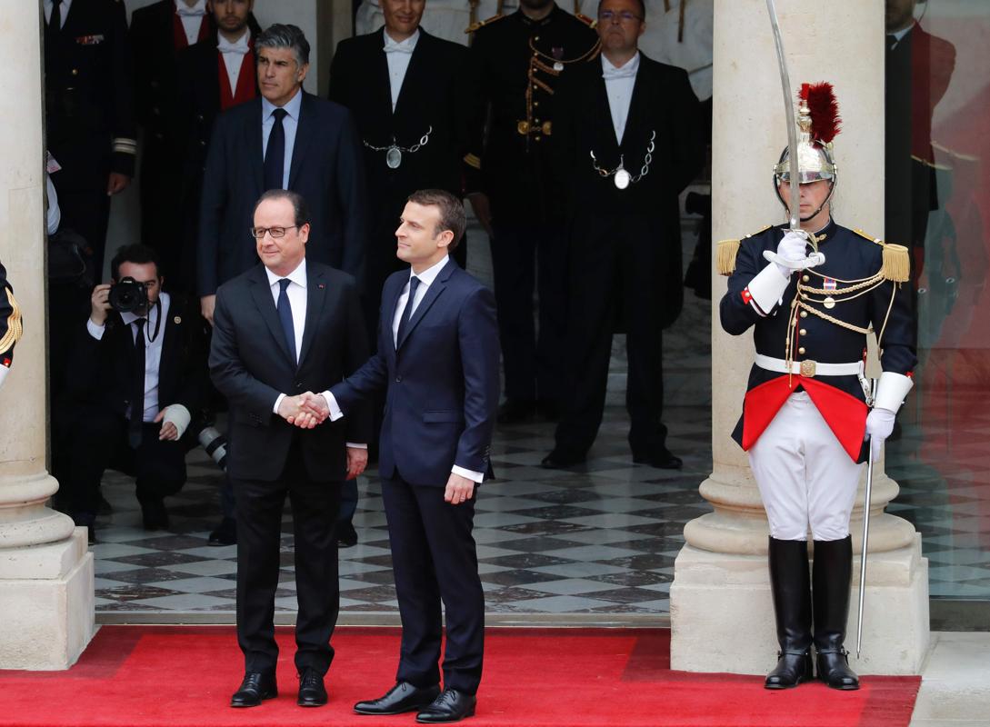 Hollande saluda a Macron en la escalinata del Elíseo.