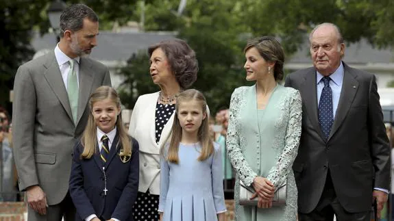 La infanta Sofía, junto a sus padres los Reyes Felipe y Letizia, su hermana, la Princesa Leonor, don Juan Carlos y doña Sofía.
