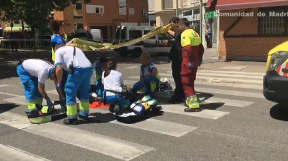 Los servicios de emergencias tratan de reanimar al peatón agredido.