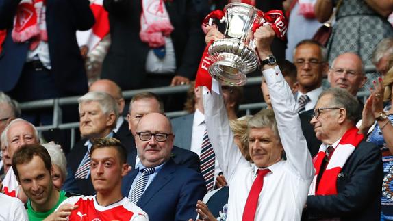 Wenger levanta la Copa inglesa. 