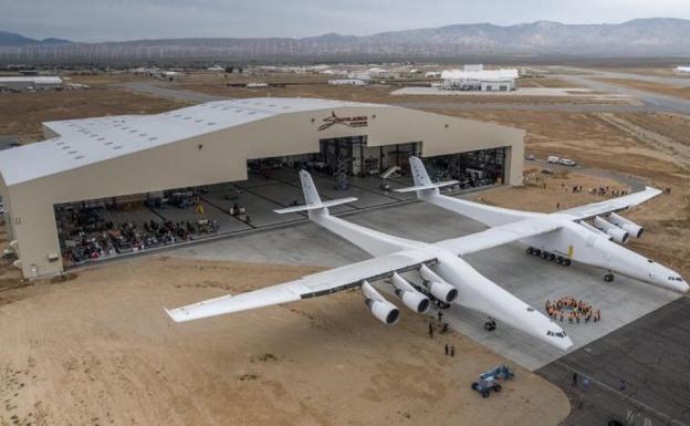 El avión fabricado por Stratolaunch.