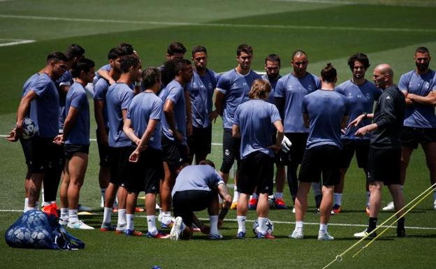 Zidane charla con los jugadores durante un entrenamiento.