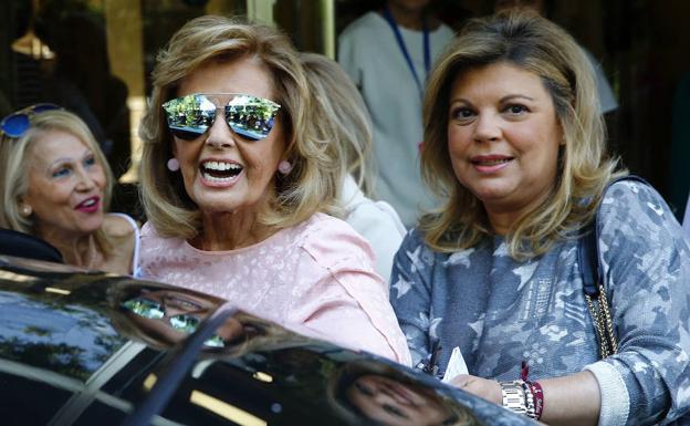 María Teresa Campos con su hija Terelu a la salida del hospital.