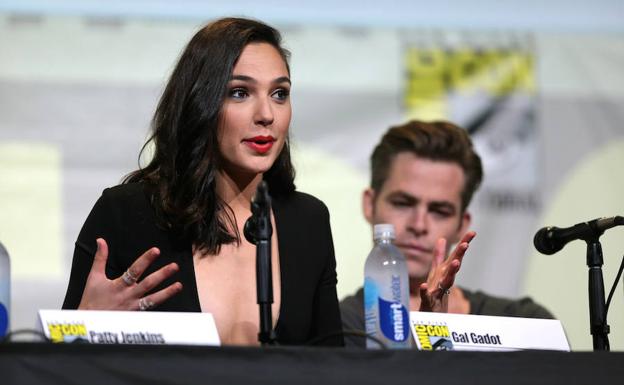 Gal Gadot es Wonder Woman en la ficción.