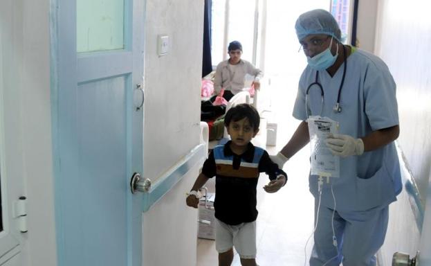 Un niño yemení es atendido por cólera.
