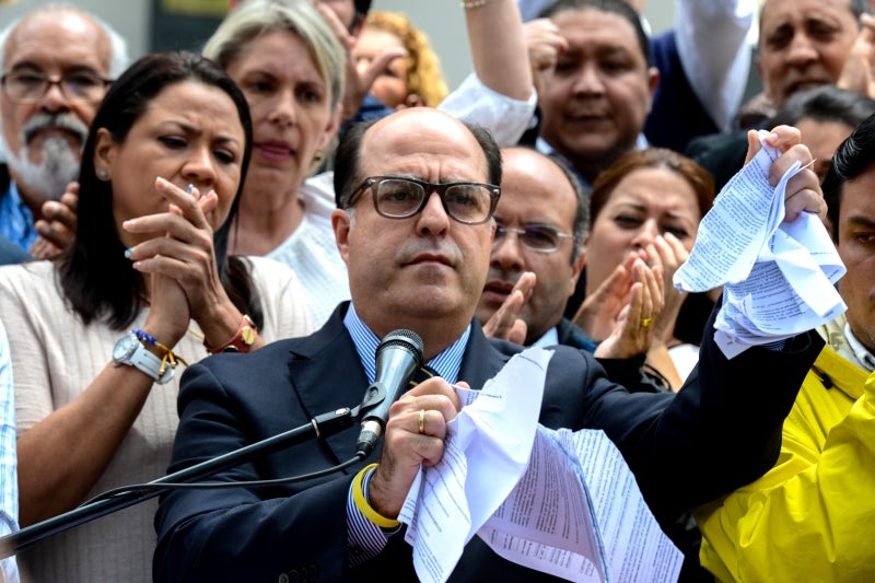 Julio Borges rompe la sentencia del Supremo.