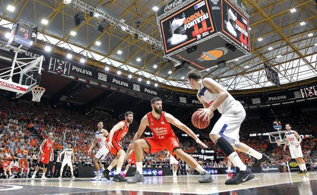 Dubljevic (2d) defiende a Doncic. 