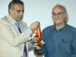 Saura, con el presidente de la Federación Española de Baloncesto. / EFE