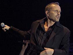 Miguel Bosé lleva su 'Papi tour' al real