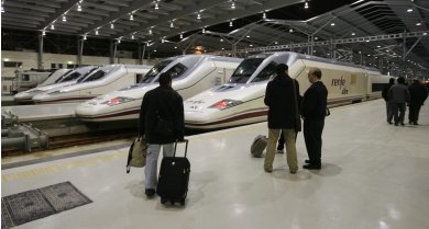 Algunos de los primeros viajeros, esta mañana en la estación malagueña. / Salvador Salas