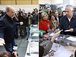 Chaves y Arenas, en el momento de depositar su voto. / EFE