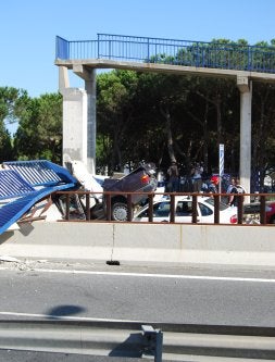 Cuatro heridos, dos de ellos graves, al caerse una pasarela peatonal sobre la autovía A-7