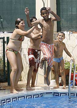 AL AGUA. Mohamed, con sus amigos en la piscina. / SALVADOR SALAS