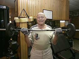 EN BUENA FORMA. Dino Chemes, a pesar de su avanzada edad, sigue entrenando todos los días en su gimnasio. / ÁLVARO CABRERA