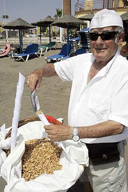PASO A PASO. Bolaños, con su canasto de almendras. / Y. MONTIEL