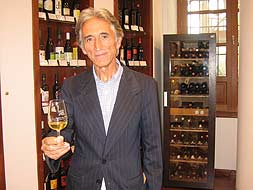 CON UN BRINDIS. José Manuel Moreno muestra el expositor de vinos de la tierra del Museo del Vino. / A. SALAZAR