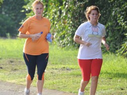 CARRERA REAL. Sarah Ferguson y su hija, la princesa Beatriz, de 'footing' por Sotogrande. / J.-L.