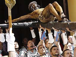 Traslado del Cristo de la Buena Muerte. Foto: Salvador Salas / Vídeo: Pedro J. Quero
