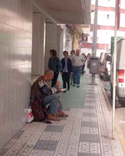 Los mendigos a la puerta de los supermercados son ya una estampa habitual./ SUR