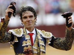 Tomás agradece las dos orejas lograda en su segunda faena. / EFE