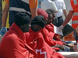 Los voluntarios de Cruz Roja proporcionaron comida y abrigo a los inmigrantes a su llegada al puerto de La Bajadilla./ JOSELE-LANZA